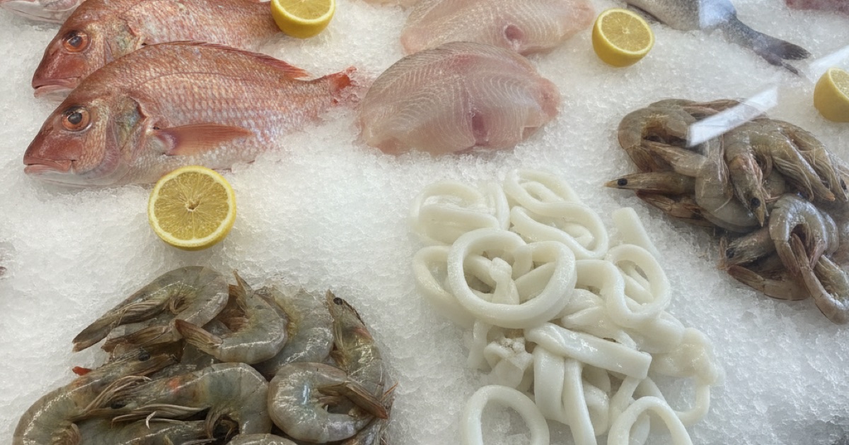 Pescados y mariscos frescos sobre hielo